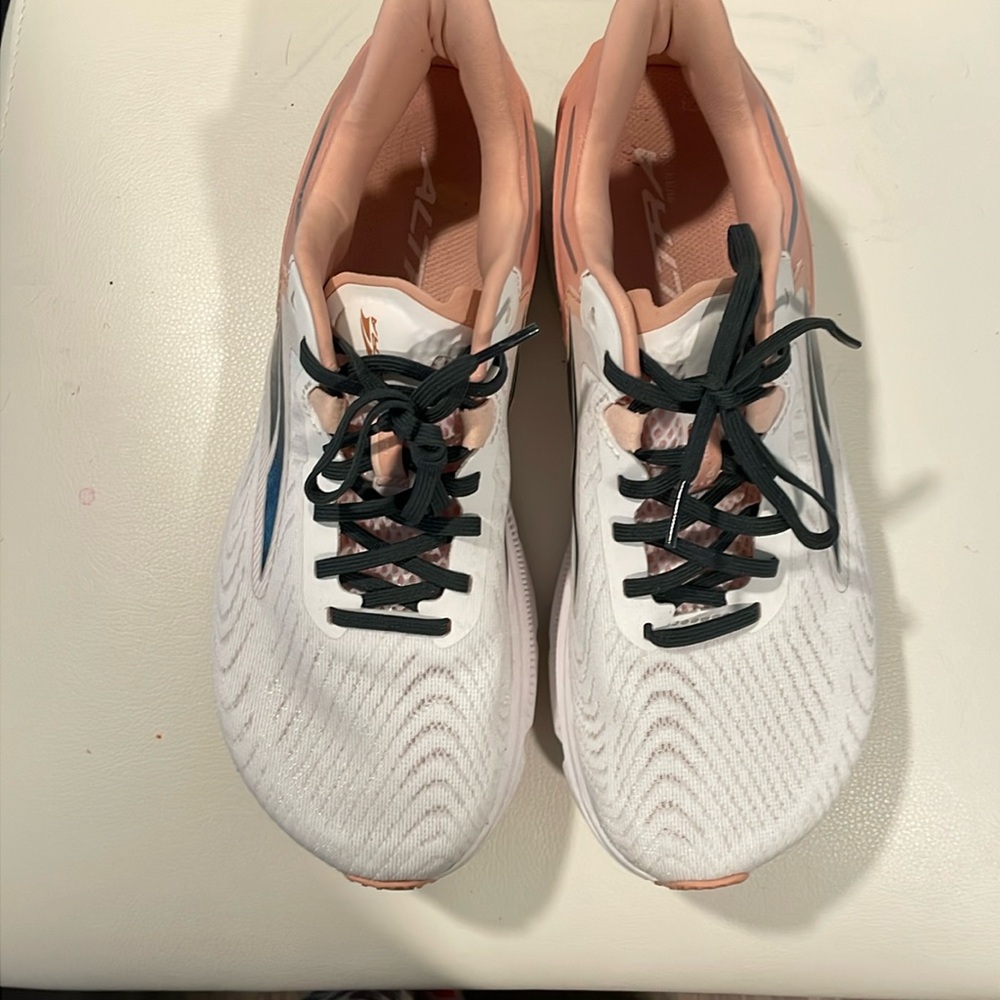 Altra Sz 9 Wide Running shoe white/peach/blk